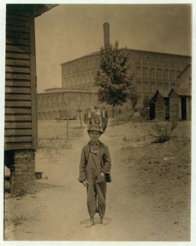 Eddie Norton de 12 años, gana unos 40 centavos al día como barrendero en Saxon Mill, Spartanburg, Carolina del Norte, 1912 de Lewis Wickes Hine
