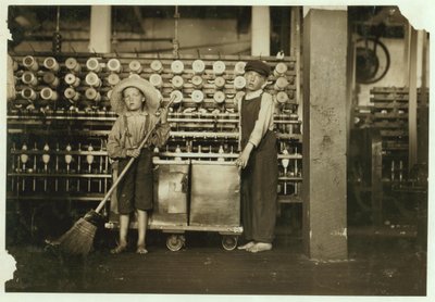Ronald Webb de 12 años y Frank Robinson de 7 años, hijo del jefe de cardado, que barre y despeja (limpia bobinas llenas) en Roanoke Cotton Mills, Virginia, 1911 de Lewis Wickes Hine