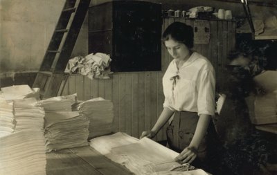 Chica de 15 años doblando toallas en la lavandería Bonanno, Boston, Massachusetts. de Lewis Wickes Hine