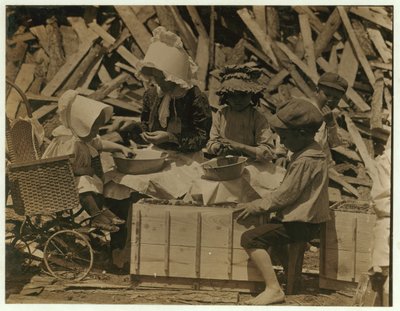 Cyral de 2 años descascarando fresas desde su carrito en la Estación de Descascarado de Johnson, Seaford, Delaware, a veces quedándose dormido por unos minutos, 1910 de Lewis Wickes Hine