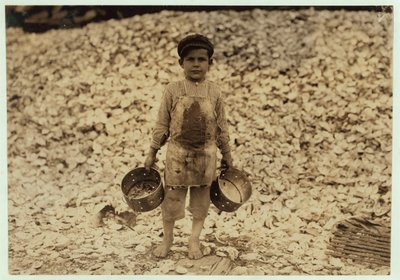 Manuel, recolector de camarones migrante de 5 años, frente a un montón de conchas de ostras, trabajando por segundo año en Dunbar, Lopez, Dukate Company, Biloxi, Mississippi, 1911 de Lewis Wickes Hine
