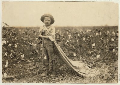 Warren Frakes de 6 años con unos 20 kilos de algodón en su bolsa en el Condado de Comanche, Oklahoma, 1916 de Lewis Wickes Hine