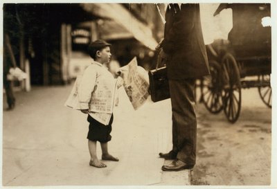 Niño vendedor de periódicos de 6 años Hyman vendiendo hasta las 6 p.m. en Lawrence, Massachusetts, 1911 de Lewis Wickes Hine