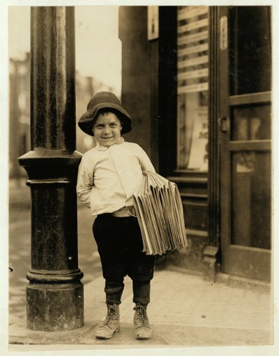Niño vendedor de periódicos de 6 años, conocido como Little Fattie y de solo 3 pies y 4 pulgadas de altura, ha estado trabajando durante un año en St. Louis, Missouri, 1910 de Lewis Wickes Hine