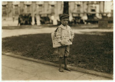 Niño vendedor de periódicos de 7 años, Ferris en Mobile, Alabama, 1914 de Lewis Wickes Hine