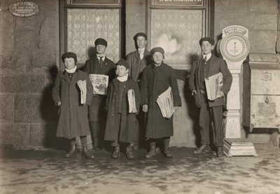 8:30 P.M. Grupo de vendedores de periódicos en el depósito, Hartford, Connecticut. El más pequeño tiene 11 años.,Marzo 1909 (foto) de Lewis Wickes Hine
