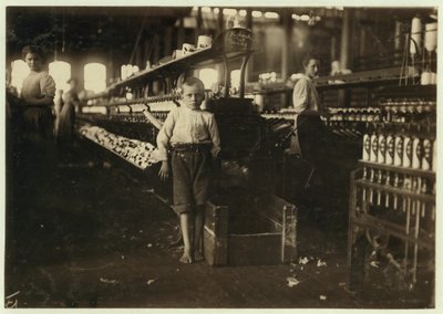 Leo de 8 años, solo 4 pies de altura, recoge bobinas por 15 centavos al día en Elk Cotton Mills, Fayetteville, Tennessee, 1910 de Lewis Wickes Hine