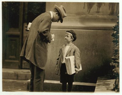 Niño vendedor de periódicos de 8 años, Michael McNelis, que acababa de recuperarse de su segundo ataque de neumonía, vendiendo periódicos en una tormenta, Filadelfia, Pensilvania, 1910 de Lewis Wickes Hine