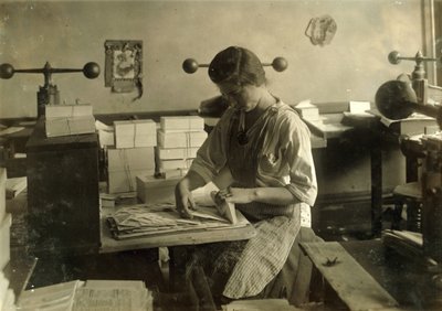 Una niña de 15 años cortando troqueles en el taller de estampación de Harry C. Taylor, 61 Court Street en Boston, Massachusetts. de Lewis Wickes Hine