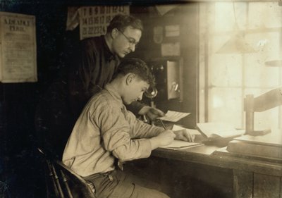 Un oficinista de 15 años que trabaja en la oficina del Ferrocarril de Nueva York, New Haven y Hartford en Boston, Massachusetts. de Lewis Wickes Hine