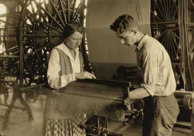 Un niño y una niña trabajan en un telar en la fábrica de seda Cheney Silk Mills en South Manchester, Connecticut. de Lewis Wickes Hine