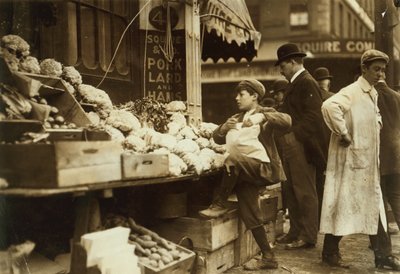 Un niño trabajando en un puesto de frutas y verduras en Boston, Massachusetts. de Lewis Wickes Hine