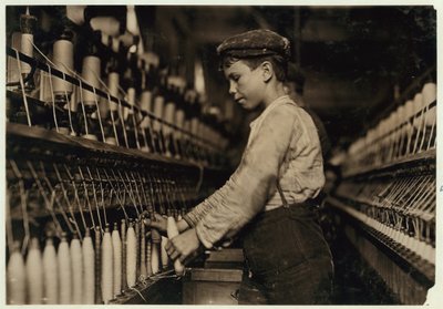 Un doffer reemplaza bobinas llenas en Globe Cotton Mill, Augusta, Georgia, 1909 de Lewis Wickes Hine