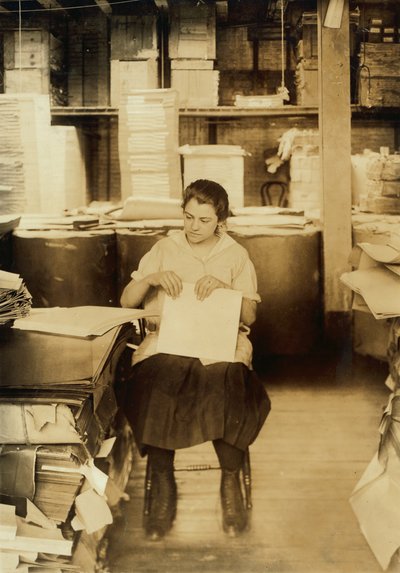 Una chica dobla carpetas en la Boston Index Card Co. en el 113 de Purchase Street en Boston, Massachusetts. de Lewis Wickes Hine