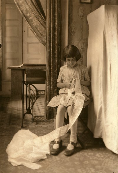 Una joven cortando encaje en su casa de Nueva York de Lewis Wickes Hine