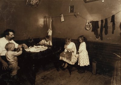 Annie Fedele haciendo ganchillo en la cocina de su casa de vecindad en Sommerville, Massachusetts. de Lewis Wickes Hine