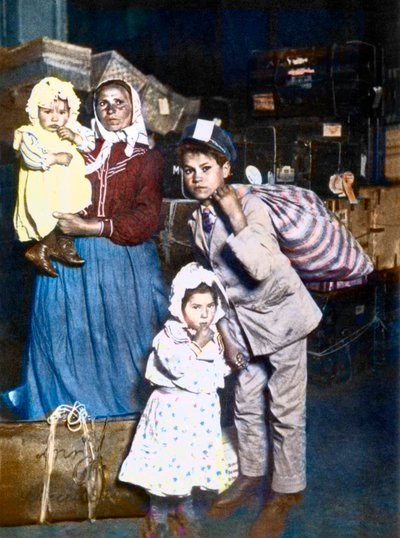 Llegada de una familia de inmigrantes italianos a Ellis Island (Nueva York) en los Estados Unidos en 1905. de Lewis Wickes Hine