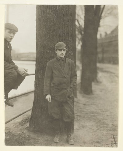 Chico del cuarto de la lejía, Leon Halcourt, 16 años, Lawrence, Massachusetts de Lewis Wickes Hine
