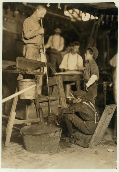 Soplador y niño moldeador en Seneca Glass Works, Morgantown, Virginia Occidental, 1908 de Lewis Wickes Hine