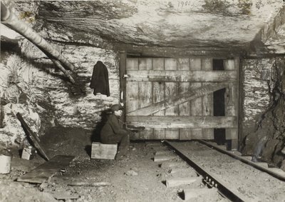 Niño esperando a que pase el carbón de Lewis Wickes Hine