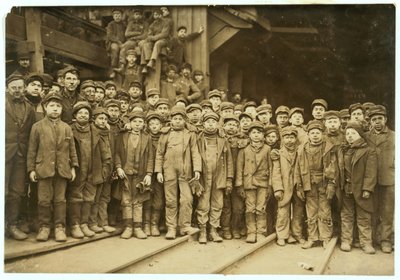 Niños rompientes que clasifican carbón a mano en Ewen Breaker de Pennsylvania Coal Co, South Pittston, Pennsylvania, 1911 de Lewis Wickes Hine