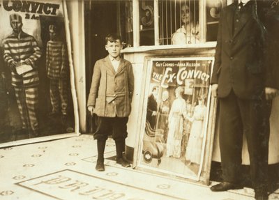 Brown McDowell acomodador de 12 años en el Teatro Princesa de Lewis Wickes Hine