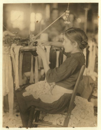 Fábrica de calcetería Cherokee, Roma, Georgia empleando torneros y enlazadores de 8 y 9 años, 1913 de Lewis Wickes Hine