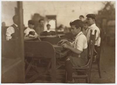 Aprendiz infantil en la Fábrica de Cigarros De Pedro Casellas, Tampa, Florida, 1909 de Lewis Wickes Hine