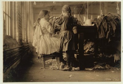 Niño devanador y enlazador en Loudon Hosiery Mills, Tennessee, 1910 de Lewis Wickes Hine