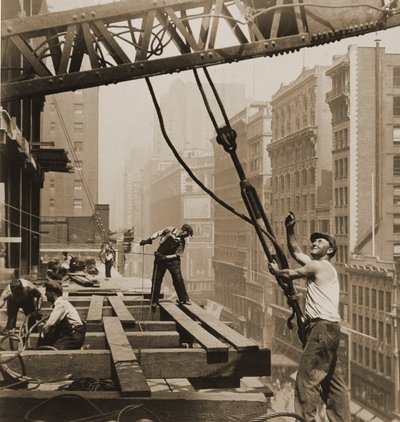 Trabajadores de la construcción del Empire State Building, c.1930 de Lewis Wickes Hine