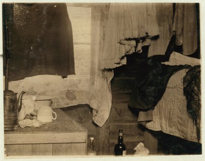 Esquina de una choza usada por recolectores en el pantano de Theodore Budd, Turkeytown, cerca de Pemberton, Nueva Jersey, 1910 de Lewis Wickes Hine
