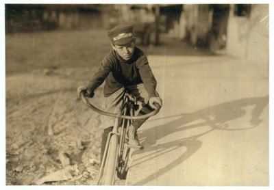 Curtin Hines de 14 años, mensajero de Western Union durante 6 meses, Houston, Texas, 1913 de Lewis Wickes Hine