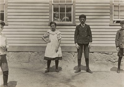 Edward St. Germain y su hermana Delia, trabajadores de la fábrica, Phoenix, Rhode Island, abril de 1909, 3379 de Lewis Wickes Hine