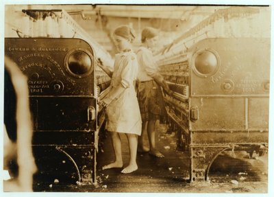 Elsie y Sadie trabajando en Yazoo City Yarn Mills, Mississippi dijeron que tenían 13 años, 1911 de Lewis Wickes Hine