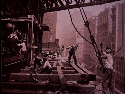 Edificio Empire State en construcción, mostrando una cuadrilla de levantamiento en acción de Lewis Wickes Hine