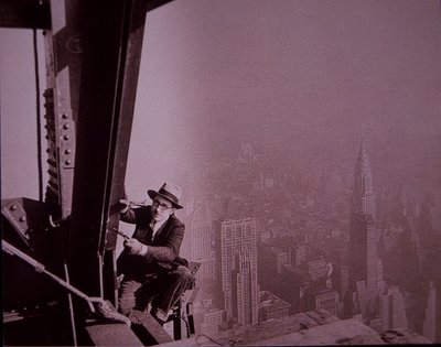 Empire State Building en construcción, mostrando a un inspector revisando el trabajo de Lewis Wickes Hine