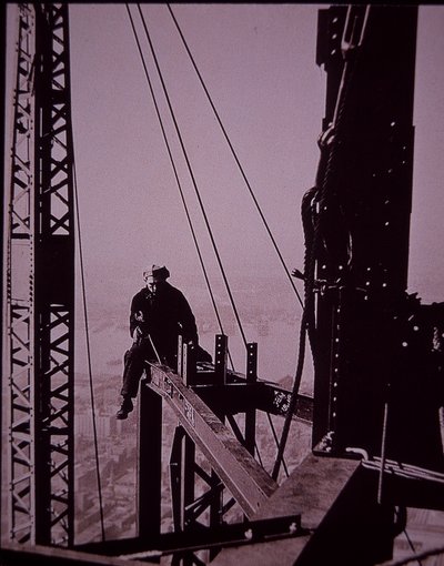 Empire State Building en construcción, mostrando un perno con llave de Lewis Wickes Hine