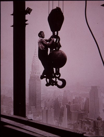 Empire State Building en construcción, mostrando a un miembro del equipo de grúas de Lewis Wickes Hine