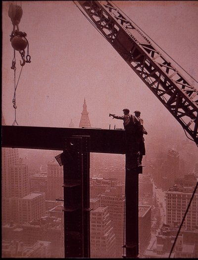 Empire State Building en construcción, mostrando la colocación de una viga de acero de Lewis Wickes Hine