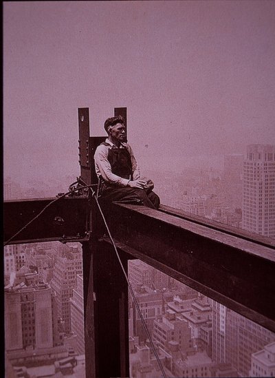 Empire State Building en construcción, mostrando a un trabajador tomando un descanso de Lewis Wickes Hine