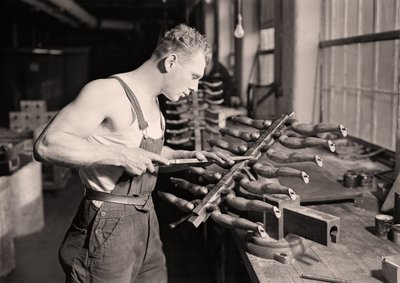 Trabajador de fábrica en la Paragon Rubber Company, Massachusetts, 1936 de Lewis Wickes Hine