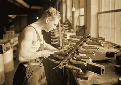 Trabajador de fábrica en la Paragon Rubber Company, Massachusetts, 1936 de Lewis Wickes Hine