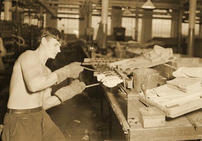 Trabajador de fábrica en la Paragon Rubber Company, Massachusetts, 1936 de Lewis Wickes Hine