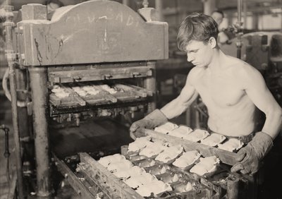 Trabajador de Fábrica en la Compañía de Caucho Paragon, Massachusetts, 1936 de Lewis Wickes Hine