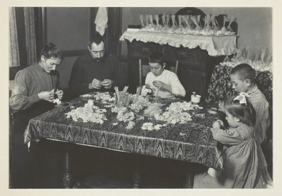 La familia hace flores de Lewis Wickes Hine