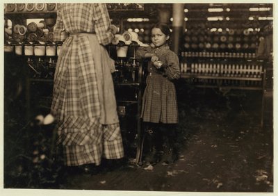 Fannie, 48 pulgadas de altura, 7 años, una de 19 niños ayudando a su hermana en Elk Mills, Fayetteville, Tennessee, 1910 de Lewis Wickes Hine