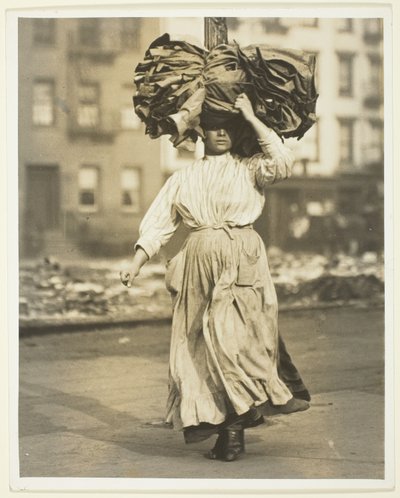 Primer trabajo en América, un inmigrante italiano lleva ropa a una casa de vecindad de Lewis Wickes Hine