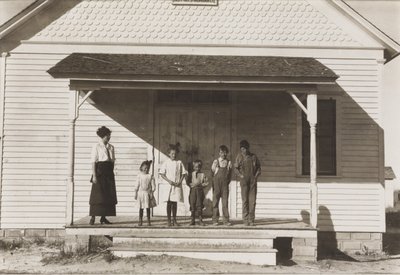 Cinco alumnos presentes en la Escuela No. 6, Distrito 3, Fort Michigan, Colorado de Lewis Wickes Hine