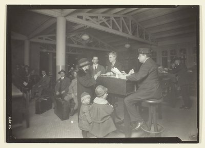 Familia alemana, intérprete y grabadora en Ellis Island de Lewis Wickes Hine