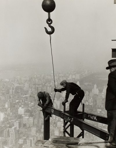 En lo alto del Empire State Building, N.Y. de Lewis Wickes Hine